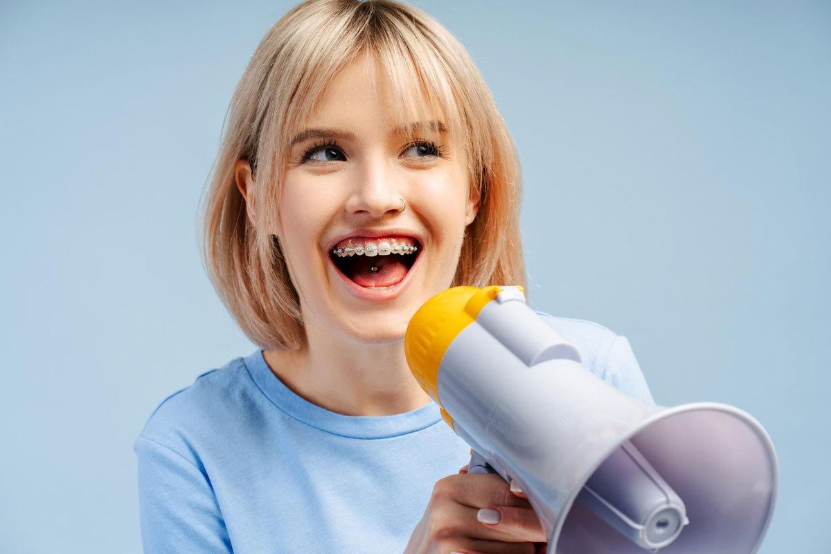 آیا ارتودنسی می‌تواند مشکلات گفتاری را برطرف کند؟